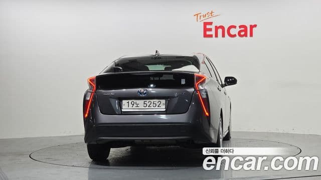 Toyota Prius 2018 — Şəkil 19/20