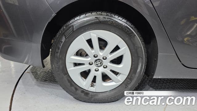 Toyota Prius 2018 — Şəkil 15/20