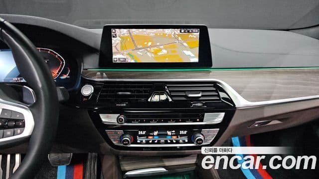 BMW 5 Series 2019 — фото 14 из 20
