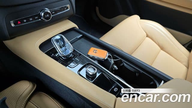 Volvo XC90 2022 — ფოტო 9/20