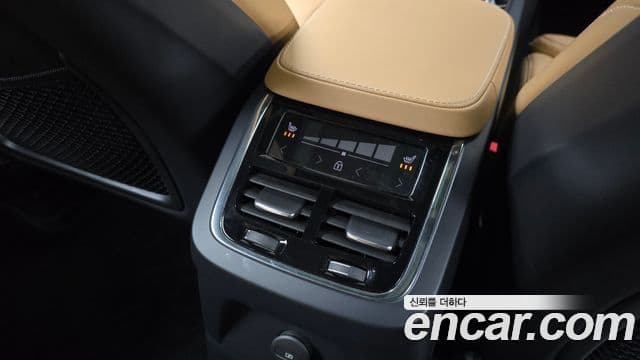 Volvo XC90 2022 — ფოტო 19/20