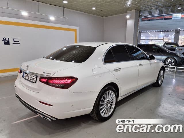 Mercedes-Benz E-Class 2023 — ფოტო 5/20