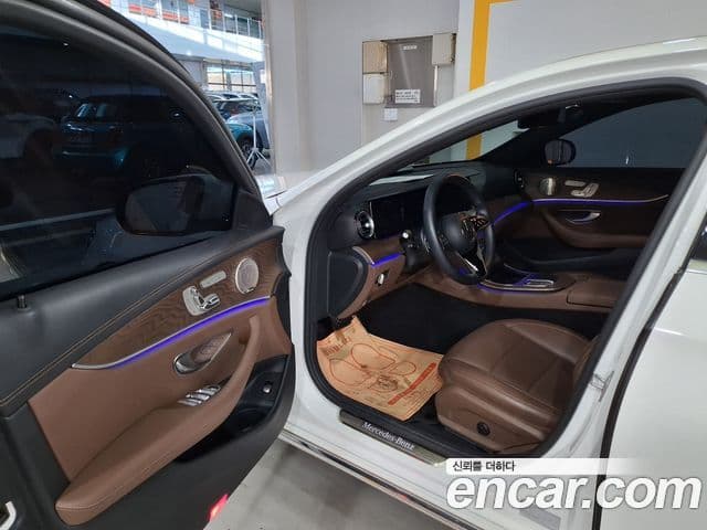 Mercedes-Benz E-Class 2023 — ფოტო 8/20