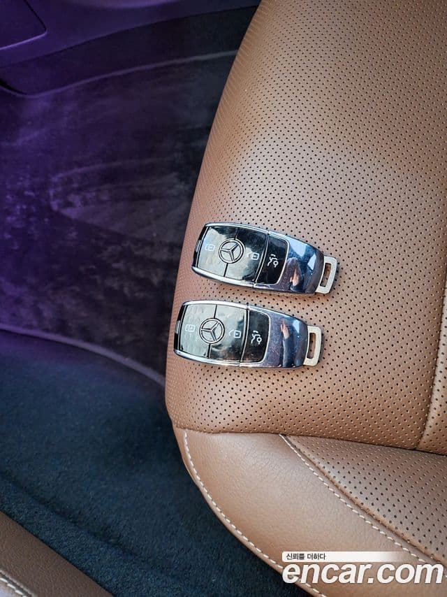 Mercedes-Benz E-Class 2023 — ფოტო 18/20