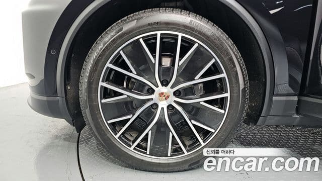 Porsche Macan EV 2025 — ფოტო 8/20