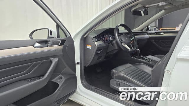 Volkswagen Passat GT 2022 — ფოტო 9/20
