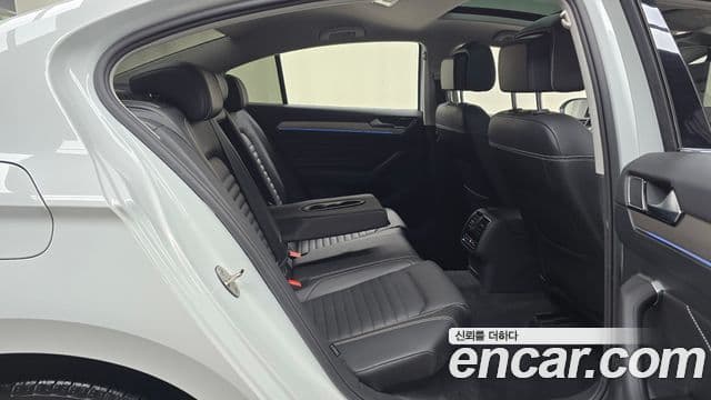 Volkswagen Passat GT 2022 — ფოტო 11/20
