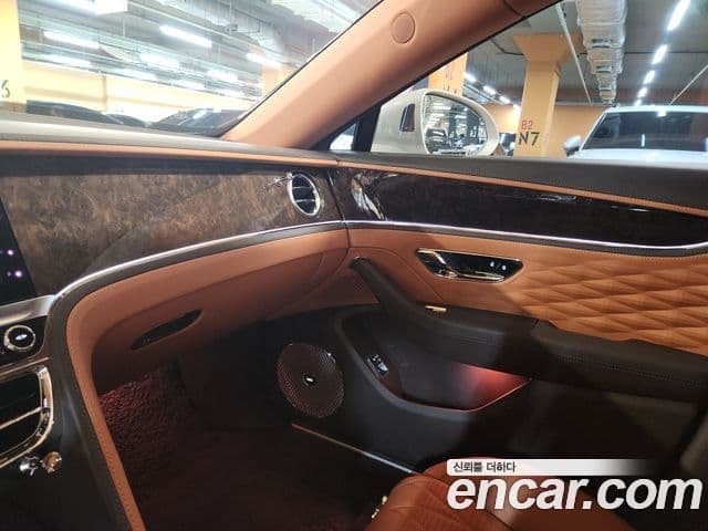 Bentley Flying Spur 2021 — ფოტო 18/20