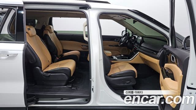 Kia Carnival 2022 — ფოტო 19/20