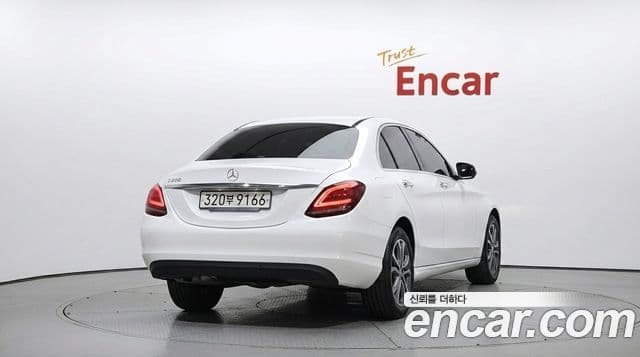Mercedes-Benz C-Class 2019 — ფოტო 17/20