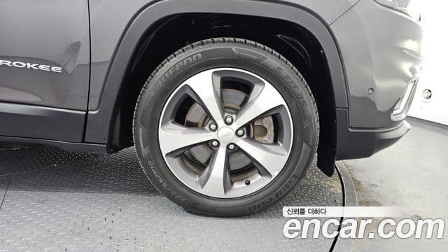 Jeep Cherokee 2021 — ფოტო 5/20