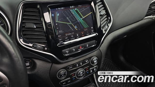 Jeep Cherokee 2021 — ფოტო 15/20