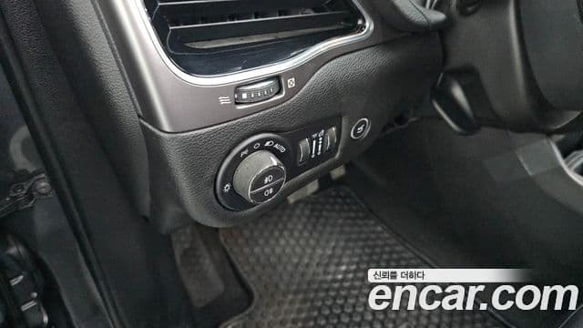Jeep Cherokee 2021 — ფოტო 16/20