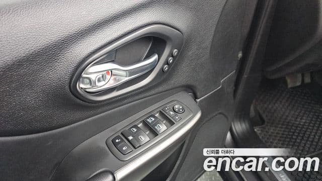 Jeep Cherokee 2021 — ფოტო 17/20