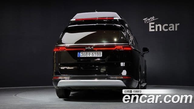 Kia Carnival 2023 — ფოტო 4/20