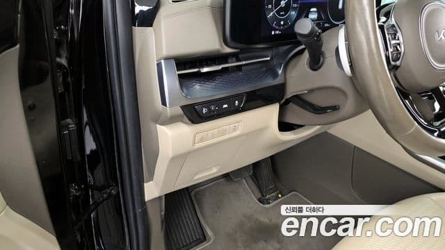 Kia Carnival 2023 — ფოტო 17/20