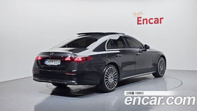 Mercedes-Benz E-Class 2024 — ფოტო 16/20
