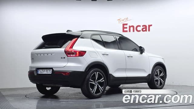 Volvo XC40 2020 — ფოტო 2/20