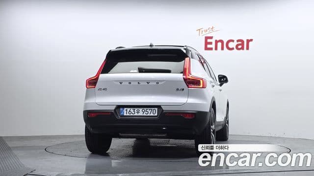 Volvo XC40 2020 — ფოტო 4/20