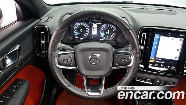 Volvo XC40 2020 — ფოტო 13/20