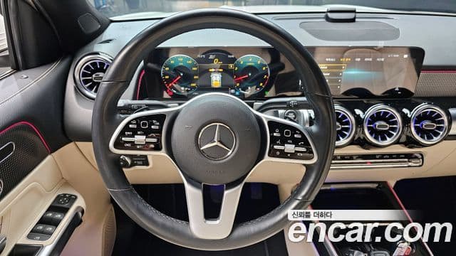 Mercedes-Benz GLB-Class 2021 — ფოტო 14/20