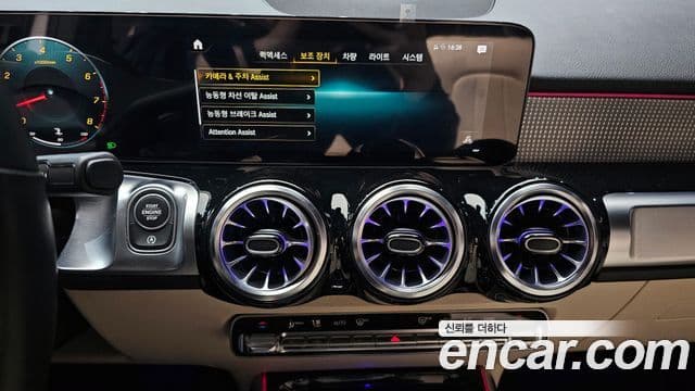 Mercedes-Benz GLB-Class 2021 — ფოტო 15/20