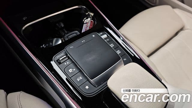 Mercedes-Benz GLB-Class 2021 — ფოტო 17/20