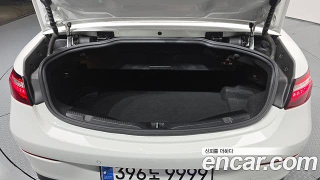 Mercedes-Benz E-Class 2022 — ფოტო 19/20