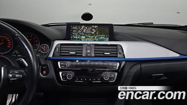 BMW 3 Series 2018 — ფოტო 15/20