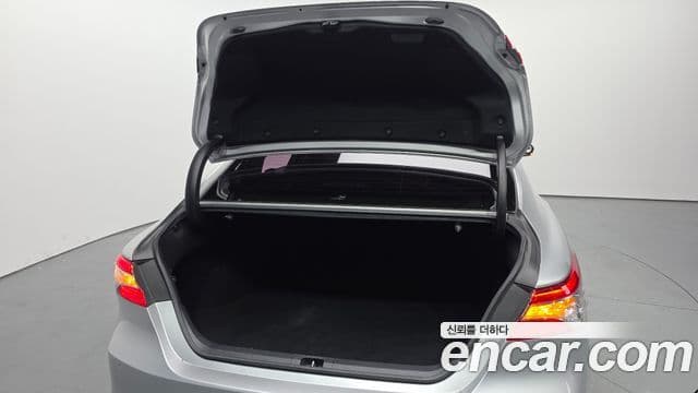 Toyota Camry 2018 — Photo 12/20