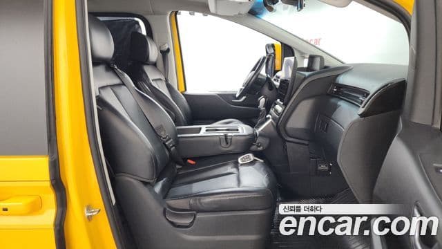 Hyundai Staria 2022 — ფოტო 11/20