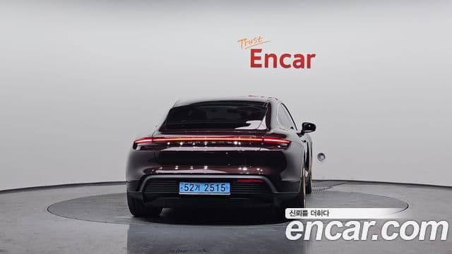 Porsche Taycan 2021 — ფოტო 14/20