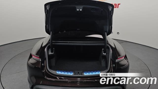 Porsche Taycan 2021 — ფოტო 13/20