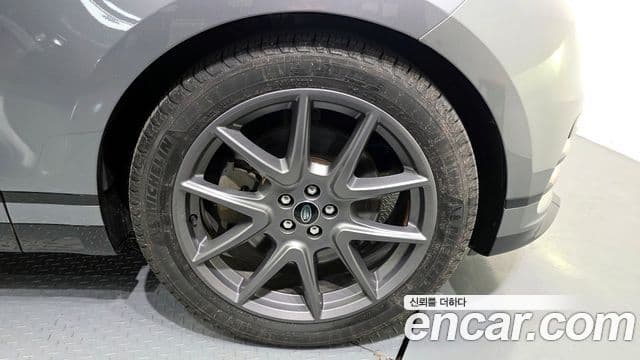 Land Rover Range Rover Velar 2022 — ფოტო 4/20