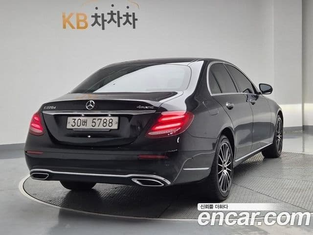 Mercedes-Benz E-Class 2018 — Фото 3/20