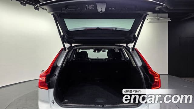 Volvo XC60 2021 — Photo 16/20