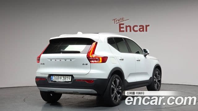 Volvo XC40 2020 — ფოტო 2/20
