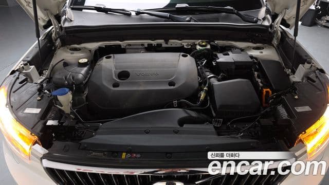 Volvo XC40 2020 — ფოტო 6/20