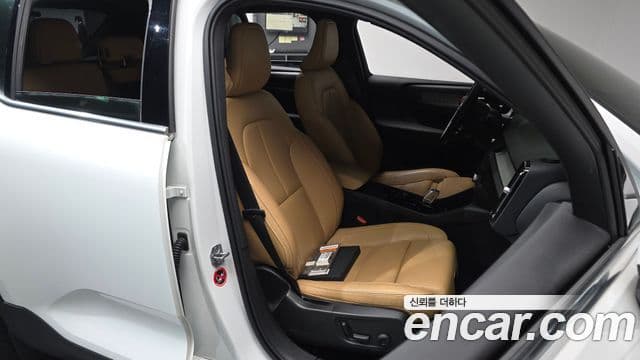 Volvo XC40 2020 — ფოტო 12/20