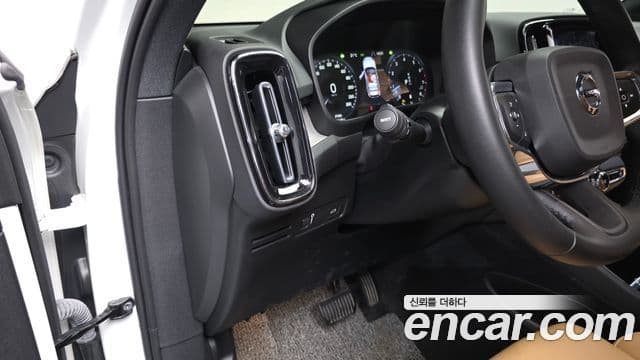 Volvo XC40 2020 — ფოტო 13/20