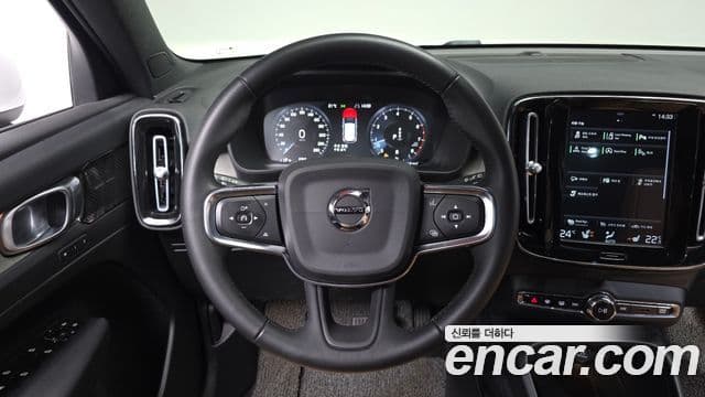 Volvo XC40 2020 — ფოტო 14/20