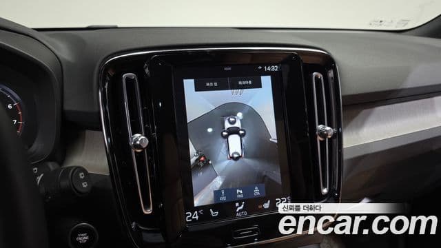 Volvo XC40 2020 — ფოტო 16/20