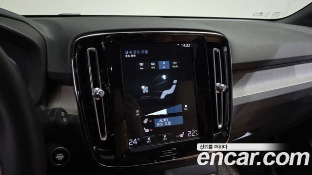 Volvo XC40 2020 — ფოტო 17/20