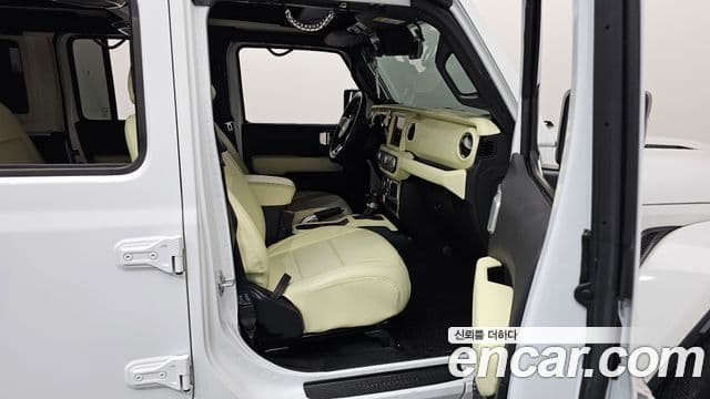 Jeep Wrangler 2022 — ფოტო 13/20