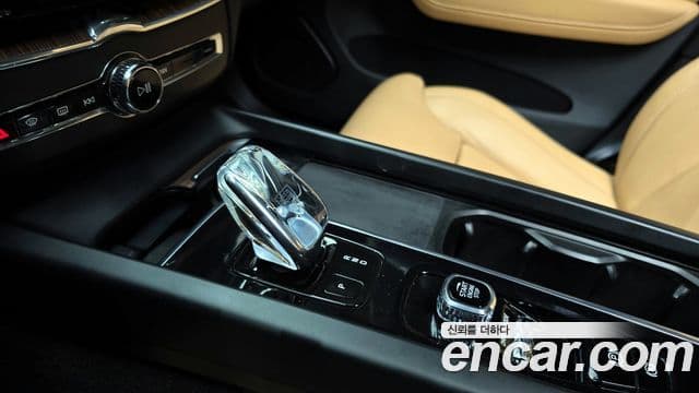 Volvo XC60 2021 — Şəkil 13/20
