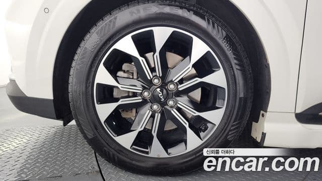 Kia Carnival 2023 — ფოტო 5/20