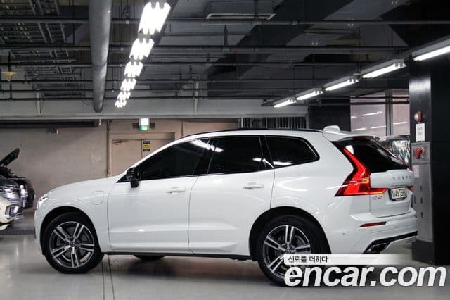 Volvo XC60 2021 — ფოტო 19/20