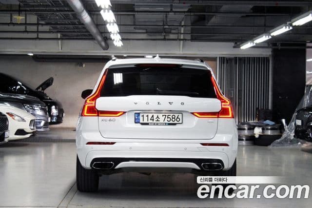 Volvo XC60 2021 — ფოტო 6/20