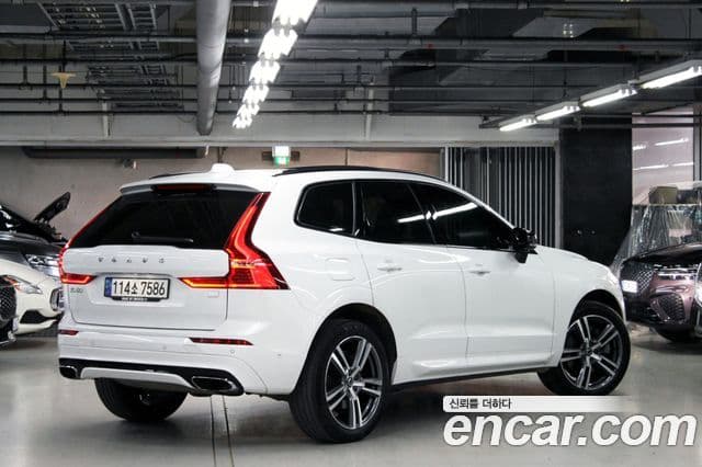 Volvo XC60 2021 — ფოტო 14/20