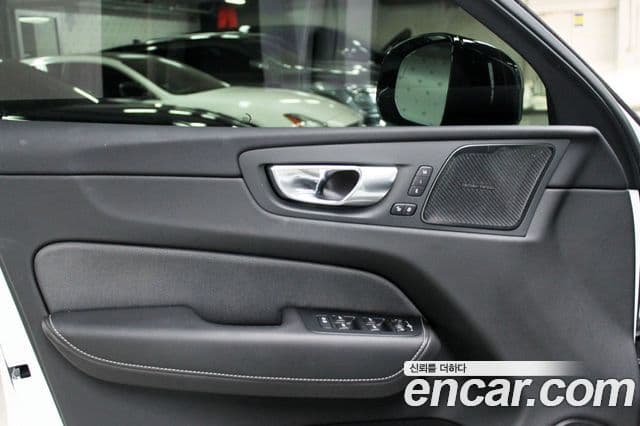 Volvo XC60 2021 — ფოტო 4/20